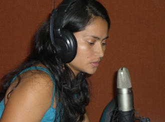 Eine Teilnehmerin vor einem Mikrofon