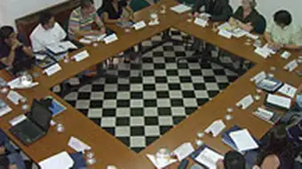 Die Teilnehmer sitzen an Tischen