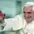 Papst in Robe hebt eine Hand (Quelle: AP)