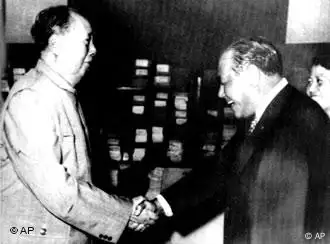 1972年，时任日本首相田中角荣会见毛泽东，中日关系逐步正常化