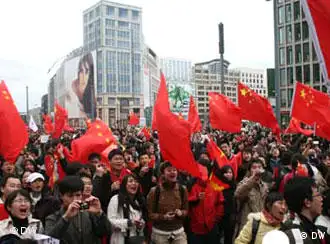 以大学生为主的华人在柏林抗议