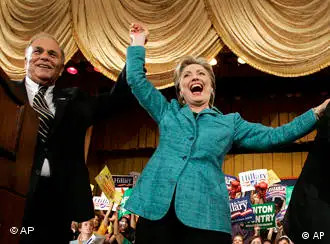 希拉里·克林顿与宾夕法尼亚州州长伦德尔欢庆胜利