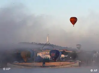 奥运火炬传递开始时热气球升起在澳大利亚议会上空