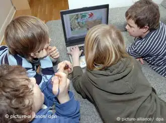 Eine Gruppe Jungen spielt ein Computerspiel auf einem Notebook (Foto: dpa)