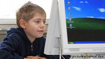 Школьник перед компьютером