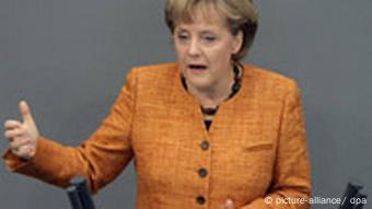 Bundeskanzlerin Angela Merkel (CDU) spricht am Donnerstag (24.04.2008) in Berlin vor dem Bundestag. Die Parlamentarier stimmten anschließend über den EU-Lissabon-Vertrag ab. Foto: Peer Grimm dpa/lbn +++(c) dpa - Bildfunk+++