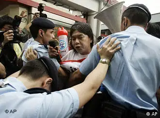 香港警方阻止民主派示威者靠近奥运火炬欢迎仪式
