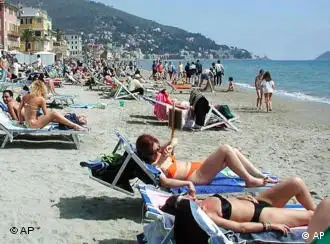 满是游人的意大利海滩