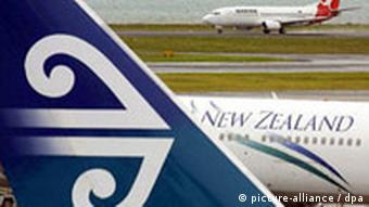 Eine Boeing 727 der australischen Fluggesellschaft Qantas (Hintergrund) und eine Maschine der Air New Zealand