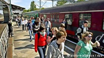 Der 'Zug der Erinnerung' fährt mit Jugendlichen nach Auschwitz und hält dabei auf dem Hauptbahnhof von Wroclaw, Polen (Foto: dpa)