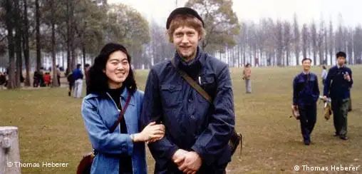 Thomas Heberer mit Ehefrau Wang Jing aus Peking 1980 im Park in Wuhan