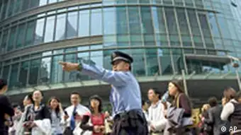 Polizei evakuiert Hochhäuser in Shanghai China