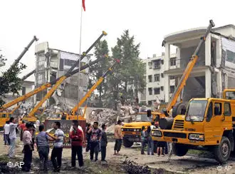 都江堰市一所中学在地震中倒塌