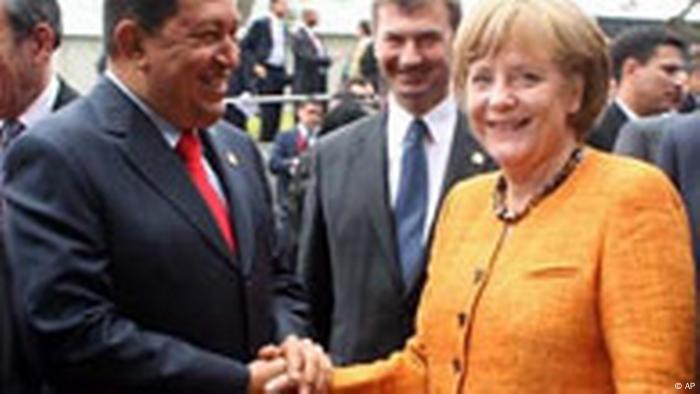 Hugo Chávez y Angela Merkel, durante la cumbre UE-LAC en Lima, en 2008.