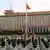 مراسم آغاز عزای عمومی در پکن و پرچمی که تنها تا نیمه افراشته می‌شود
