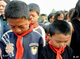 四川青川县一个小学的学生为地震遇难者默哀