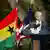 Mann in Anzug hinter Podium, im Hintergrund, zwei Flaggen (20.2.08, Accra - Ghana, Quelle: dpa)