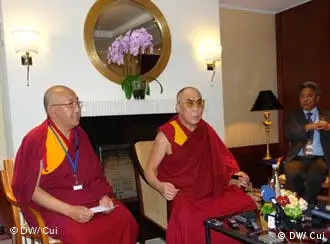 达赖喇嘛（右）与阿嘉活佛（左）