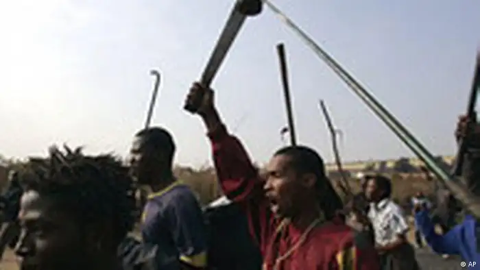 Gewaltbereite Südafrikaner machen Jagd auf Gastarbeiter aus Simbabwe (AP Photo/Themba Hadebe)