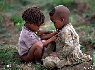 طفلان من أثيوبيا إحدى أفقر بلدان العالم
