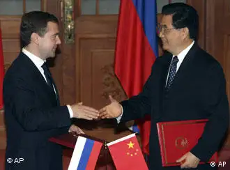 俄罗斯总统梅德韦杰夫与胡锦涛会晤