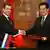 Hu Jintao (r.) und der neue russische Präsident Medwedew in Peking geben sich die Hand (Quelle: dpa)