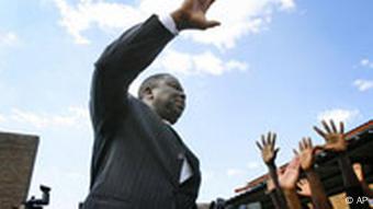 Tsvangirai begrüßt geflohende Landsleute in Südafrika (22.5.2008, Quelle: AP)