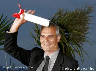 Cannes-Sieger Laurent Cantet erhielt die Goldene Palme für seinen Film Die Klasse (Foto: EPA/GUILLAUME HORCAJUELO +++(c) dpa - Bildfunk)