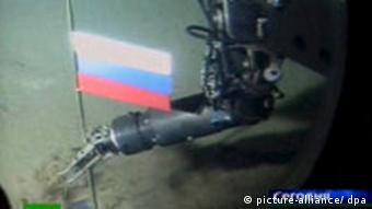 Вызвавший раздражение в Канаде жест: российский флаг на арктическом дне (фото из архива)