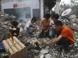 地震中失去孩子的家长在废墟中祭奠孩子