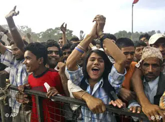 尼泊尔人上街欢呼成立共和国