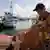 Un pêcheur portugais répare son filet dans le port de Povoa de Varzim