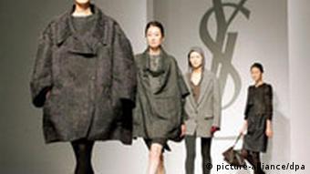Koreanische Models bei einer Fashion Show von Yves Saint Laurent