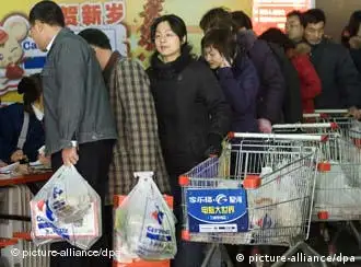 China schafft die Ausgabe von kostenlosen Plastiktüten ab.jpg Customers line in up as they use plastic bags to carry goods at a supermarkt in downtown Qingdao city,eastern China's Shandong province.13 January 2008. The Chinese government has ordered a ban on the production, sale and use of ultra-thin bags as of June 1,in order to declaring war on the white pollution.Supermarkets and shops will be banned from giving free plastic bags to customers as of that date, but they can sell the plastic bags. As many as 3 billion plastic bags are used in China each day, putting intolerable pressure on the country's valuable resources and helping to ruin the environment. EPA/WU HONG +++(c) dpa - Report+++