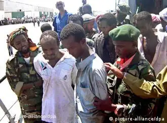 2006年11月被捕的索马里海盗嫌疑人(资料图片)