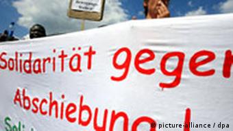 Demo gegen Abschiebung (Foto: dpa)