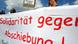Flüchtlinge fordern mit Sprechchören und Transparenten "Bleiberecht für alle" und den Stopp von Abschiebungen (Foto: dpa) Flüchtlinge fordern mit Sprechchören und Transparenten "Bleiberecht für alle" und den Stopp von Abschiebungen (Foto: dpa)