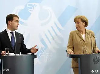 德国总理默克尔和俄罗斯总统梅德韦杰夫会晤后共同召开记者会