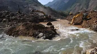 China Erdbeben Tangjiashan See Soldaten graben Kanal