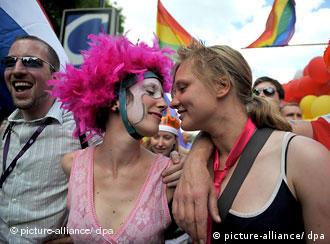 مثليو الجنس ينظمون العديد من المظاهرات كل عام في ألمانيا وخارجها للمطالبة بالمزيد من الحقوق