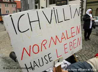 3月底，德国萨尔布吕肯难民营的居民们抗议住宿条件太差：我们要住正常的房子