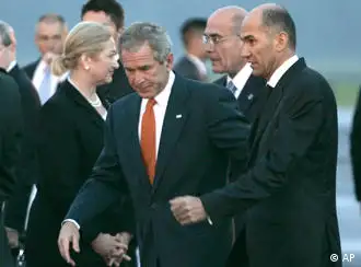 布什受到斯洛文尼亚总理扬萨（右）的迎接