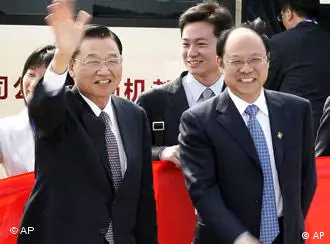 海基会董事长江炳坤（左）周三抵达北京
