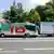 Ein Fahrardfahrer fährt am Yes-Bus der EU-Befürworter in Irland vorbei (10.06.2008/dpa)