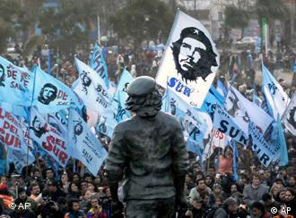 Desvelado de una estatua del Che Guevara en Rosario, su ciudad natal, 2008.