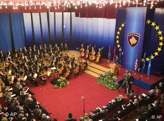 科索沃庆祝新宪法