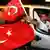 Turski navijači iz auta mašu turskim zastavama