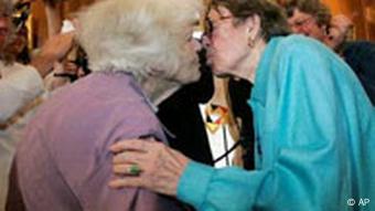 Phyllis Lyon, rechts, küsst ihren Partnner Del Martin nach der Trauung in San Francisco (Foto: AP) (AP Photo/Marcio Jose Sanchez, Pool)