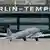 Ein "Rosinenbomber" auf dem Flugfeld des Flughafens Tempelhof in Berlin (Quelle: AP)
