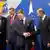 Der slowakische Premierminister Robert Fico, zweiter von rechts, schüttelt dem slowenischen Premierminister Janez Jansa, rechts, die Hand beim EU-Gipfel in Brüssel (19.06.2008/AP)
